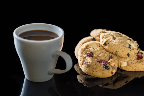 Taza blanca de café oscuro y galletas de chocolate sobre fondo negro —  Fotos de Stock