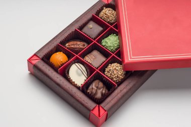 onların hediye kutusunda çeşitli çikolata şekerleme