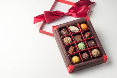 onların hediye kutusunda çeşitli çikolata şekerleme