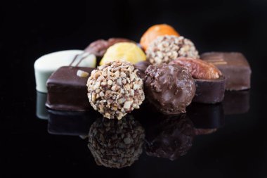 Siyah backgrou Tarih içinde tatlı kremalı çikolata truffles
