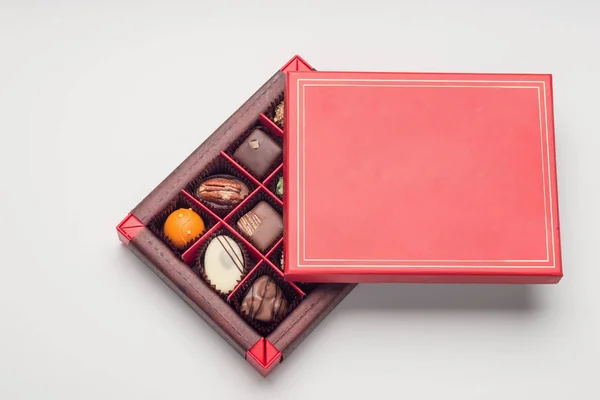 Surtido de chocolates confitería en su caja de regalo — Foto de Stock