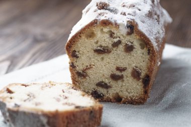 Ev yapımı vanilyalı kek üzümlü. Seçici odak