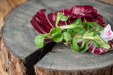 Rustik ahşap bir masa üzerinde ham taze ıspanak