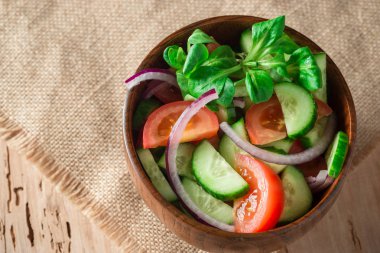 Yeşil taze salata domates soğan ve salatalık Üstten Görünüm