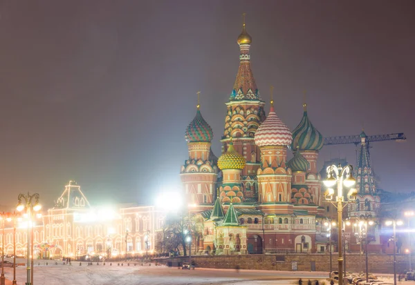 Kremlin en de kathedraal van St. basilicum op het Rode plein in Moskou, — Stockfoto