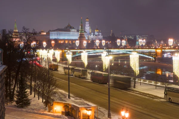 Impresionante vista nocturna del Kremlin en invierno, Moscú, Rusia —  Fotos de Stock