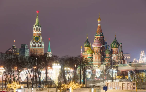 与 St. 罗勒的大教堂和克里姆林宫的红色广场的看法。莫斯科 — 图库照片