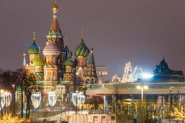 St. Basilika katedralen på Röda torget i Moskva, Ryssland. — Stockfoto