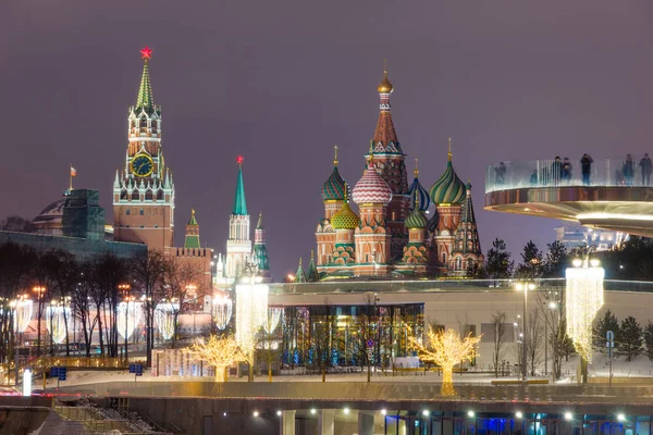 Vy över Röda torget med St Basil's Cathedral och Kreml. Mosco — Stockfoto