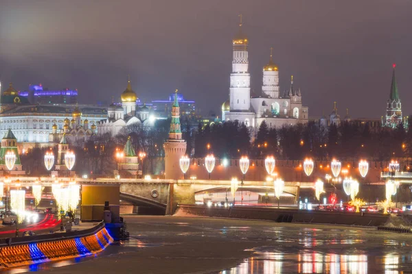 Vista del Kremlin y el Kremlin Embankment en Moscú — Foto de Stock