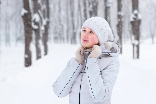 Belle jeune femme dans la neige en hiver — Photo