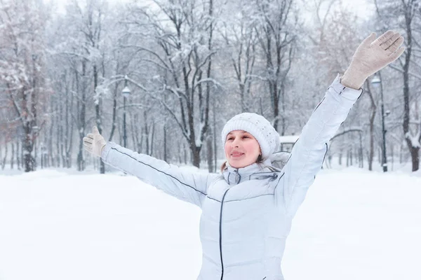 Gelukkig jonge vrouw in de sneeuw in de winter — Stockfoto