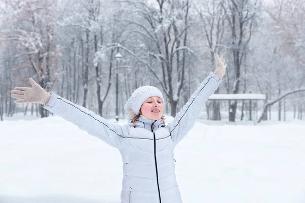 Giovane donna felice nella neve in inverno — Foto Stock