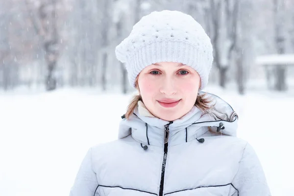 Hermosa joven en la nieve en invierno — Foto de Stock
