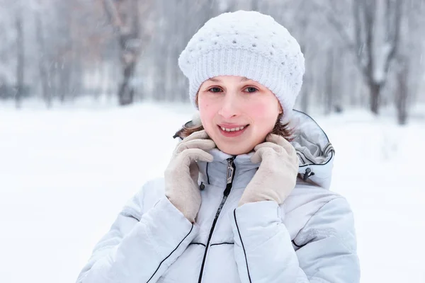 Beautiful young woman in the snow in winter — Stock Photo, Image