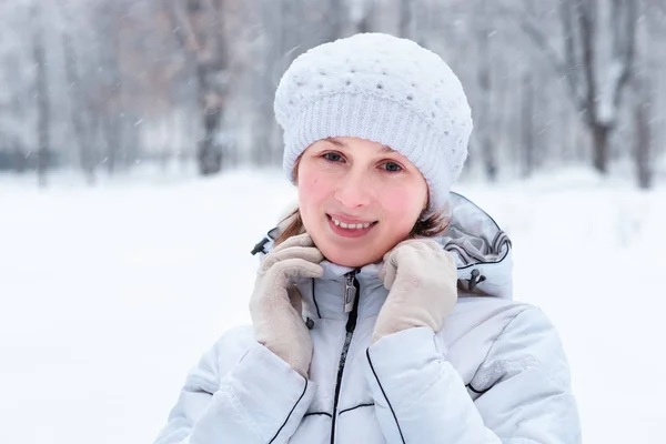 Beautiful young woman in the snow in winter — Stock Photo, Image