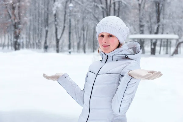 Bella giovane donna nella neve in inverno — Foto Stock