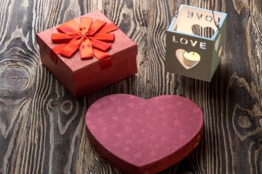 Hafif ahşap arka plan üzerinde hediye kutusu