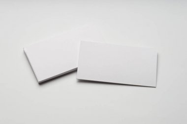 Beyaz arka plan, kartvizit fan yığınının mockup.