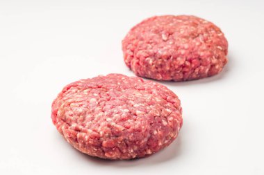 Beyaz arka plan üzerinde izole İki hamburger köftesi