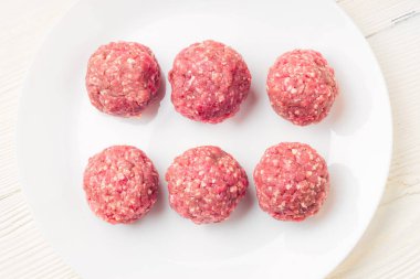 Ham sığır eti kuvvet-et beyaz tabakta et topları