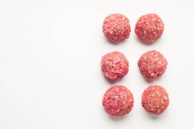 Gelen ham sığır eti kuvvet-bir beyaz et köfte