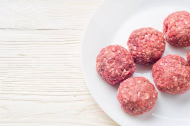 Ham sığır eti kuvvet-et beyaz tabakta et topları