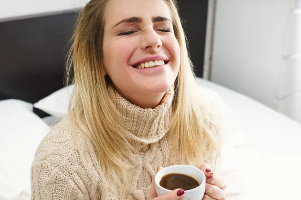 Taza de café en la cama — Foto de Stock