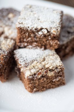 Brownie yığını, rustik w beyaz tabakta içinde closeup çikolatalı kek