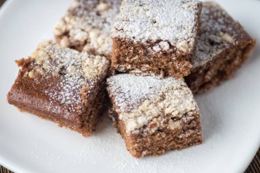 Brownie yığını, rustik w beyaz tabakta içinde closeup çikolatalı kek