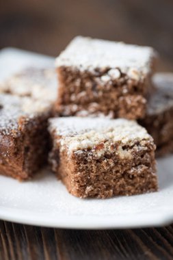 Brownie yığını, rustik w beyaz tabakta içinde closeup çikolatalı kek