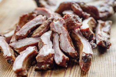 Ahşap bir yemek üzerinde çiğ Domuz kaburga