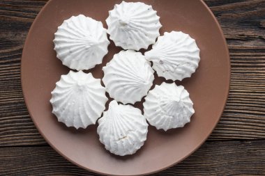 Beyaz zephyr hatmi porselen tabakta