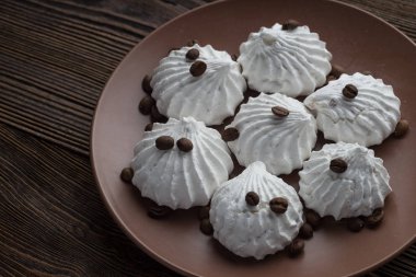 Tatlı tatlı - vanilya hatmi (zephyr) bir ahşap masa w üzerinde