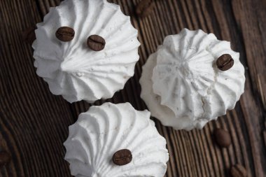 Tatlı tatlı - vanilya hatmi (zephyr) bir ahşap masa w üzerinde