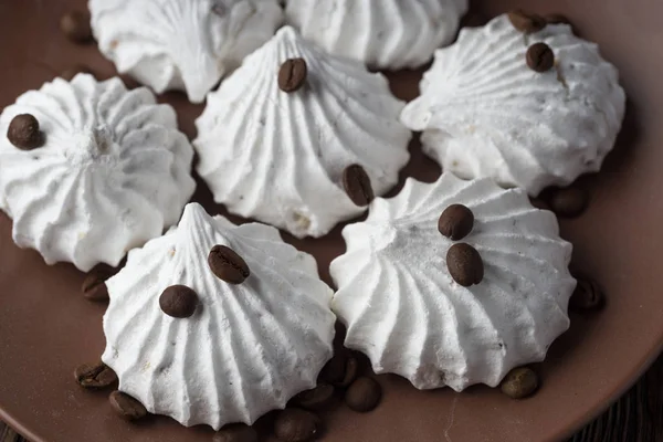 Dolce dessert - marshmallow di vaniglia (zephyr) su un tavolo di legno w — Foto Stock