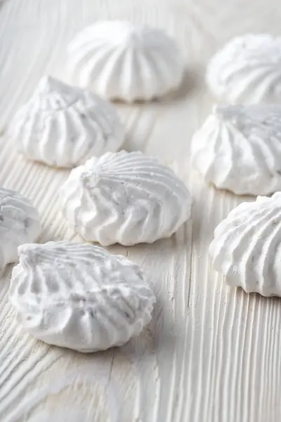 Galletas de vainilla francesa merengue cerrar fondo blanco . — Foto de Stock
