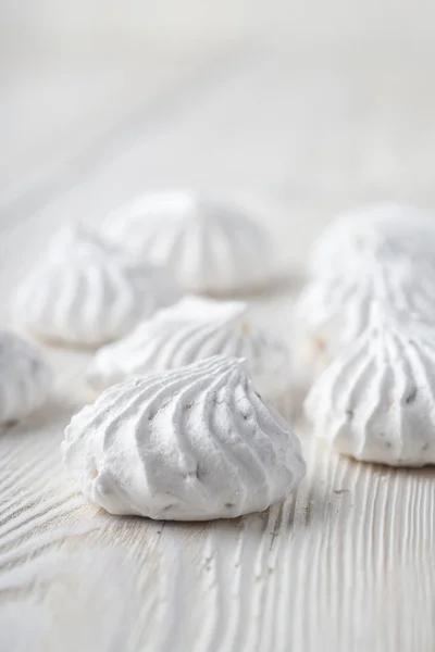 Galletas de vainilla francesa merengue cerrar fondo blanco . — Foto de Stock