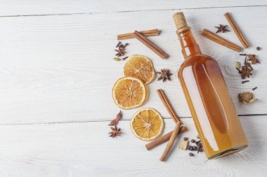 Tarçın, karabiber, turuncu taze alkollü tentür şişe