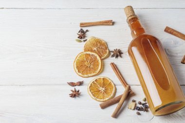 Tarçın, karabiber, turuncu taze alkollü tentür şişe