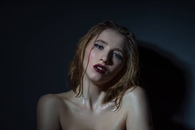 Dramatik portre Studio bir güzel kız arka plan