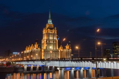 Ukrayna otel Moskova, R gece Nehri yakınında aydınlatmalı