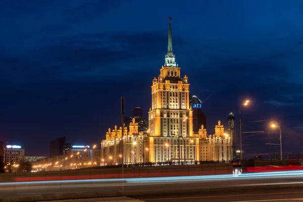 Ucrania hotel con iluminación cerca del río por la noche en Moscú, R — Foto de Stock
