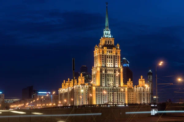 Ucrânia hotel com iluminação perto do rio à noite em Moscou, R — Fotografia de Stock