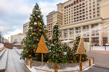 Süslemeleri ve kürk ağaçları olan boş bir Noel kasabası.