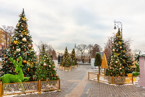 Ciudad de Navidad vacía con decoraciones y árboles de piel . — Foto de Stock