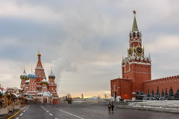 Catedral de San Basilio y torre Spasskaya en la Plaza Roja y co — Foto de Stock