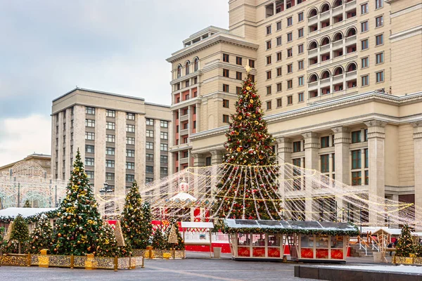 Ciudad de Navidad vacía con decoraciones y árboles de piel . — Foto de Stock
