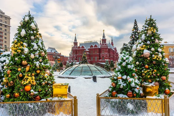 Navidad en Moscú. Plaza Manezhnaya decorada para el nuevo sí — Foto de Stock