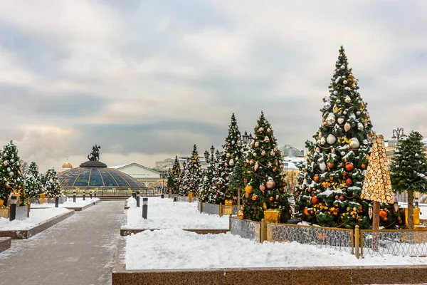 Navidad en Moscú. Plaza Manezhnaya decorada para el nuevo sí — Foto de Stock